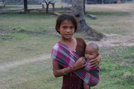 Det er vanlig at barn passer yngre søsken mens mødrene er ute å finner mat