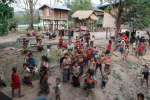 Vi møter alltid mange barn når vi kommer til en landsby. Det er kanskje ikke så rart når en kvinne kan føde opp til 17 barn!