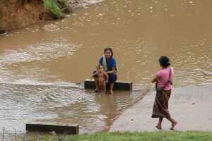 Kvinner møtes ved elva