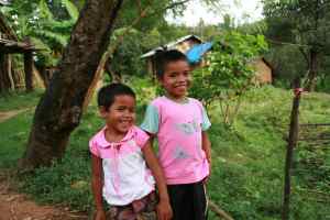 Barna strålte da de fikk nye, brukte klær fra Norge