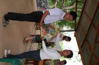 Denne gutten har nå begynt på videregående skole takket være SSPL. Her under utdelingen av den årlige skolepakken