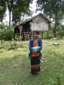 Et av barna til denne kvinnen får hjelp til grunnskoleutdanning av SSPL (School Support Project Laos)