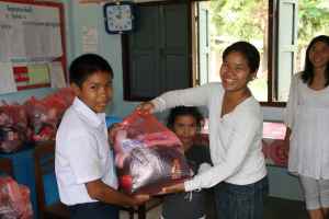 Våre venner Pen og hennes datter Boa samt Kine var med på skoleutdeling i forrige uke