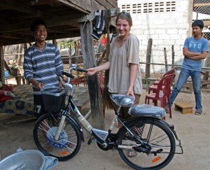 Randi overrekker sykkel