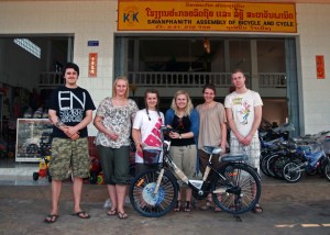 Studenter kjøper sykkel