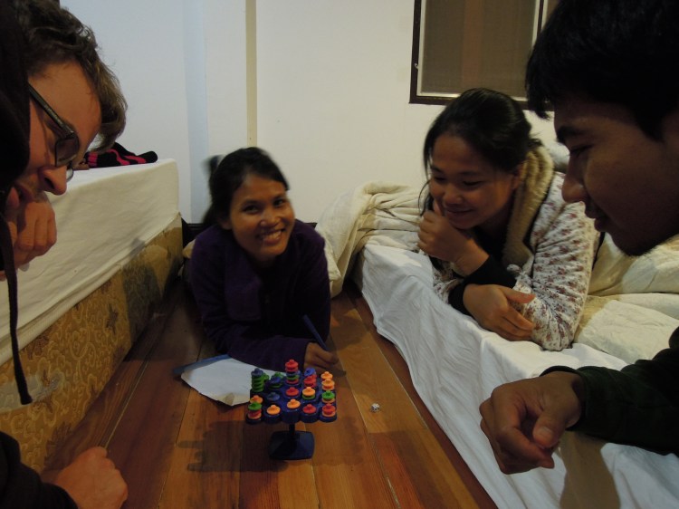 En liten spillrunde under dyna på en av kveldene da vi traff på kald fjellluft.