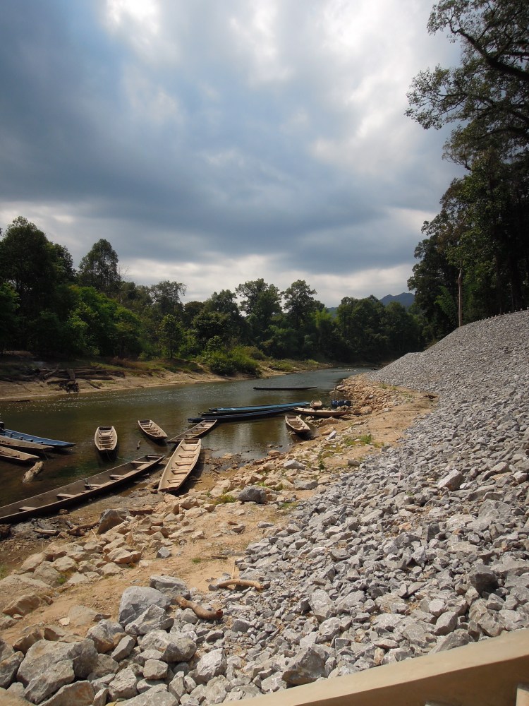 Like ved Konglor grotten, her ser vi longtail båter klare til bruk.