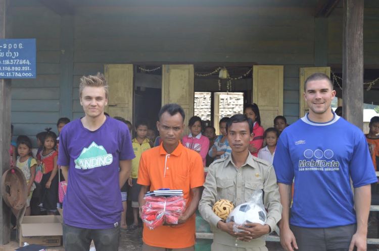 Espen og Jostein sammen med lærer og en ansatt ved det lokale skolekontoret.