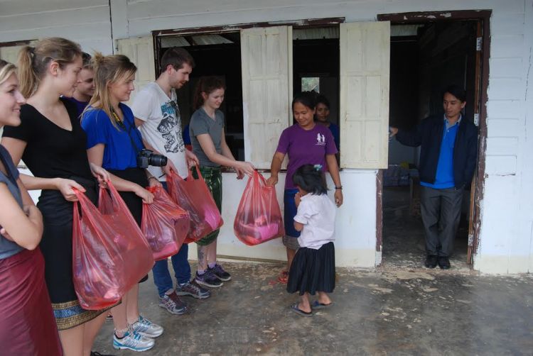 Vi er sju studenter som får følge arbeidet til SSL i to uker. Her deler vi ut skolepakker til barn som SSL hjelper.