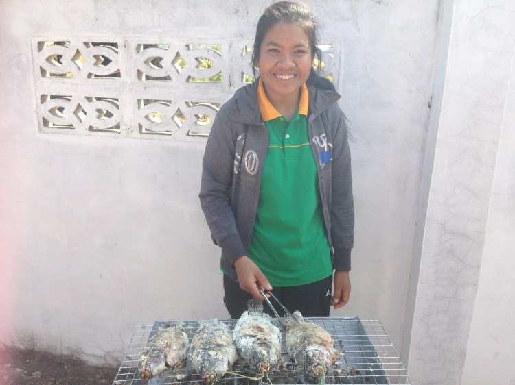 Når det er tid for lunsj hjelper alle til og på menyen sto det helgrillet fisk, grønnsaker og papaya salat 