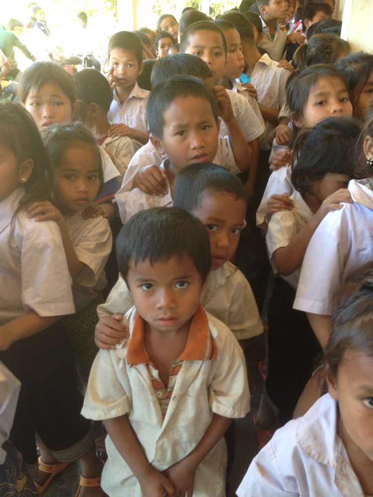 Elever på skolen venter spent på å få nye skoleklær.