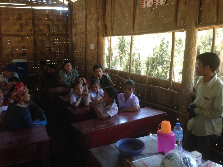 Lamngøn er virkelig en lærerpioner og er alene lærer på skolen som ligger langt inne i den mørke jungelen.