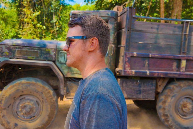 Et resultat av å sitte på lasteplanet gjennom jungelen er rød sand over alt.