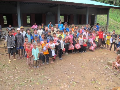 Her har vi staben og skolen i ladsbyen vi overnattet i