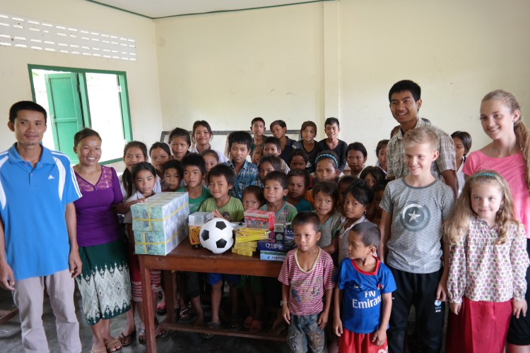 Her er nesten alle mann sammen med skolen til en tidligere student vi har støttet, som nå jobber som lærer