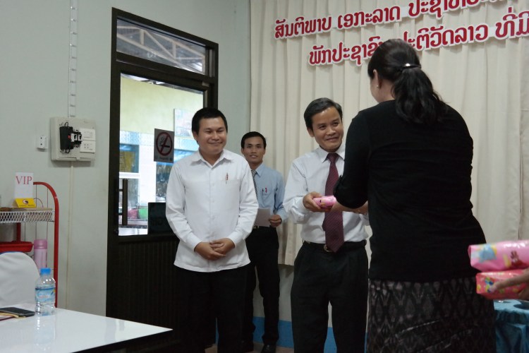 Her får lærerne en gave fra SSL, som takk for at de har undervist 3 dager i uken i 2 mnd.