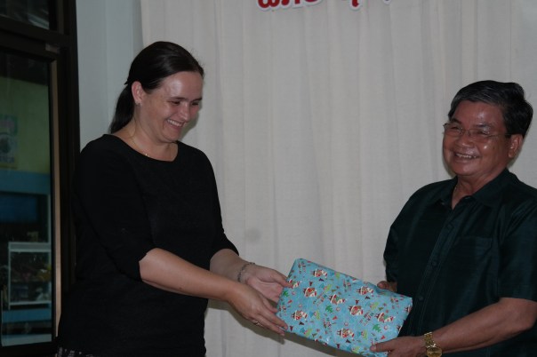 Vi trives godt sammen med denne staben. Dette er Marit som gir takkegaven til sjefen for det Internasjonale-kontoret