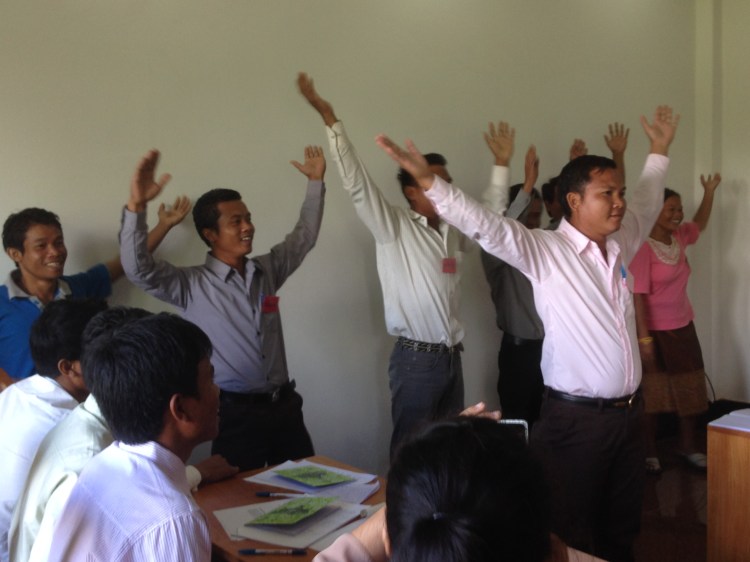 Nye sanger blir lært som lærerene i sin tur kan lære elevene sine