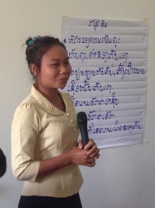 Alle ble inndelt i grupper som fikk ulike tema de skulle drøfte og presentere for de andre. Her forteller Suksidaphet om hva gruppa hennes legger i temaet LÆRERENS HJERTE